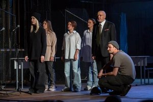 Спектакль «Мир во время войны»