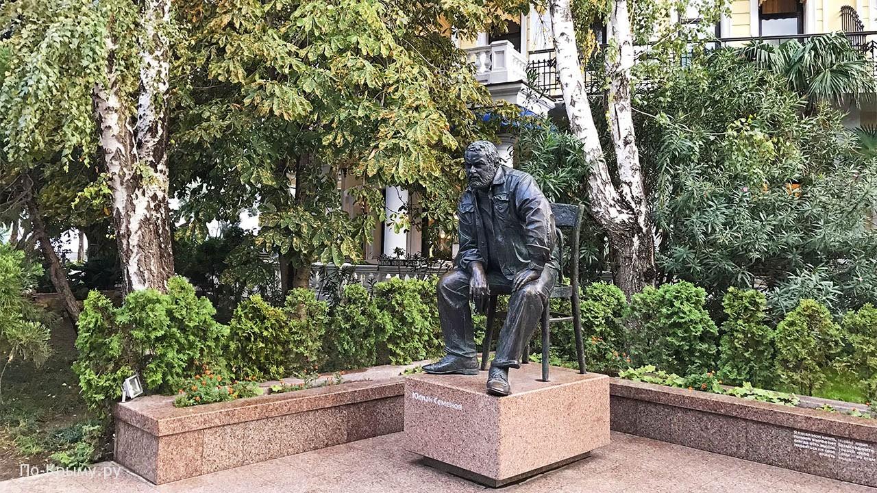 Познавательный час «Юлиан Семенов-загадочный и неповторимый» к 95-летию Ю. Семенова