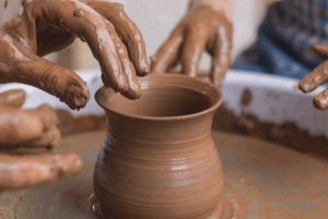 Творческое занятие на гончарном круге