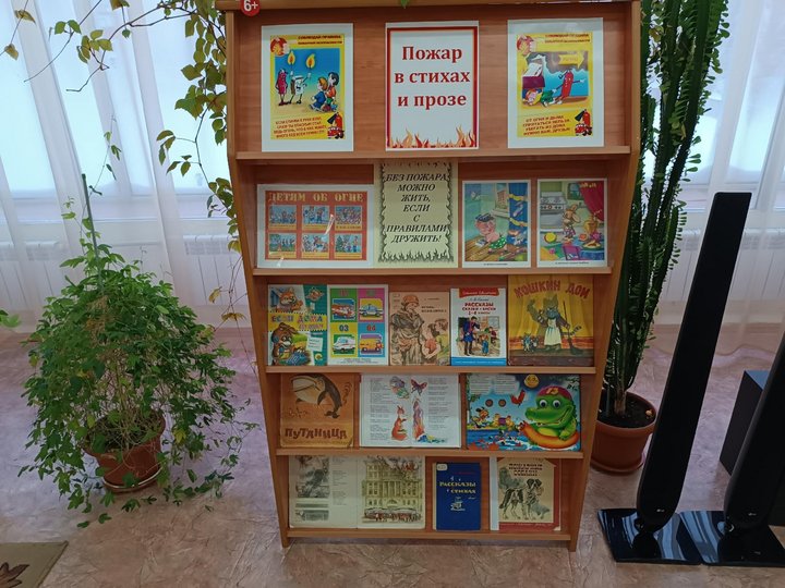 Оригинальные книжные выставки. Книжная выставка инсталляция. Украшения для книжной выставки. Украшение для выставки в библиотеке. Книжные выставки в библиотеке.