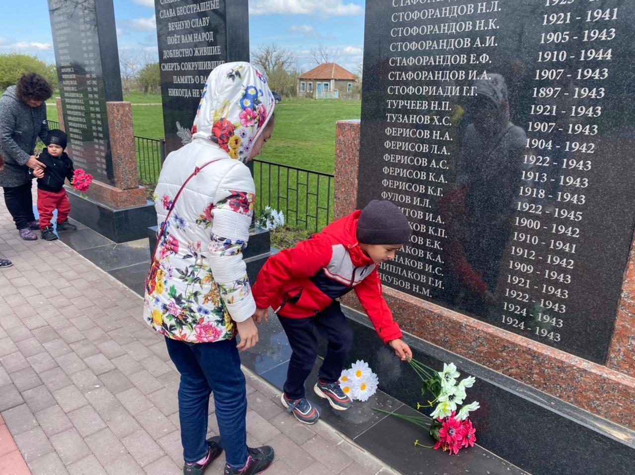 Краевая акция «Свеча памяти» с возложением цветов к мемориалу погибших ВОВ «Зажги памяти свечу»