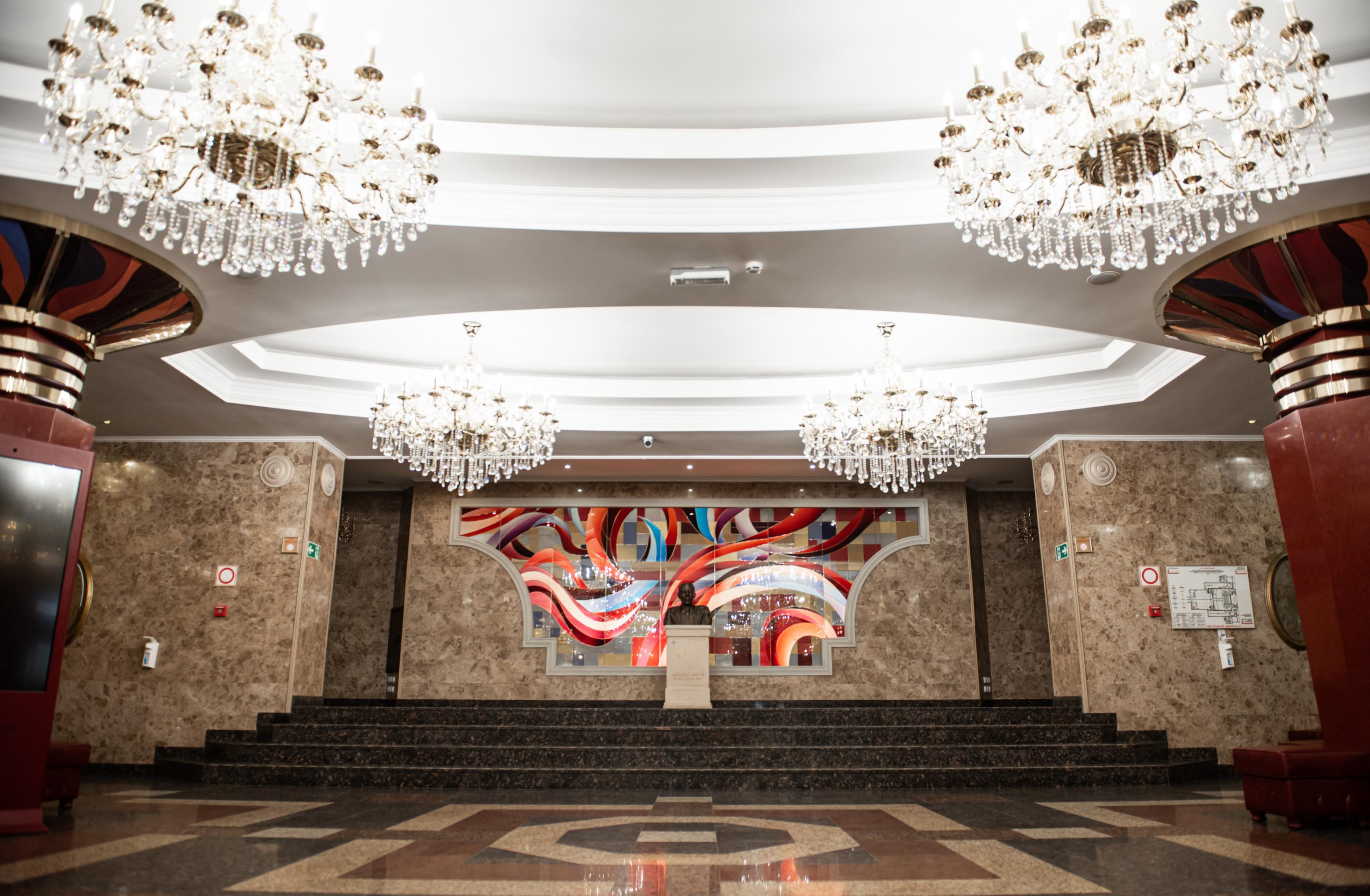 Спектакль «Операция «Бриллиантовая рука», или Старая контрабанда в новом гипсе»