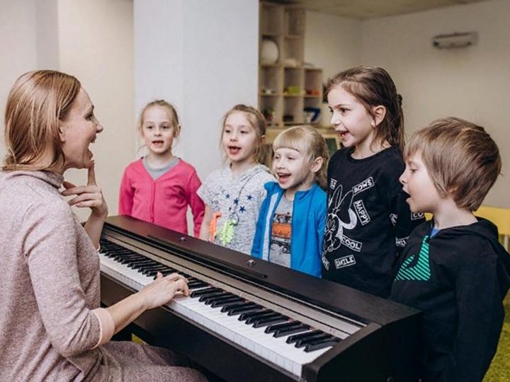 Музыкальный урок для детей. Занятия по вокалу для детей. Музыкальная студия для детей. Вокал дети. Уроки вокала для детей.
