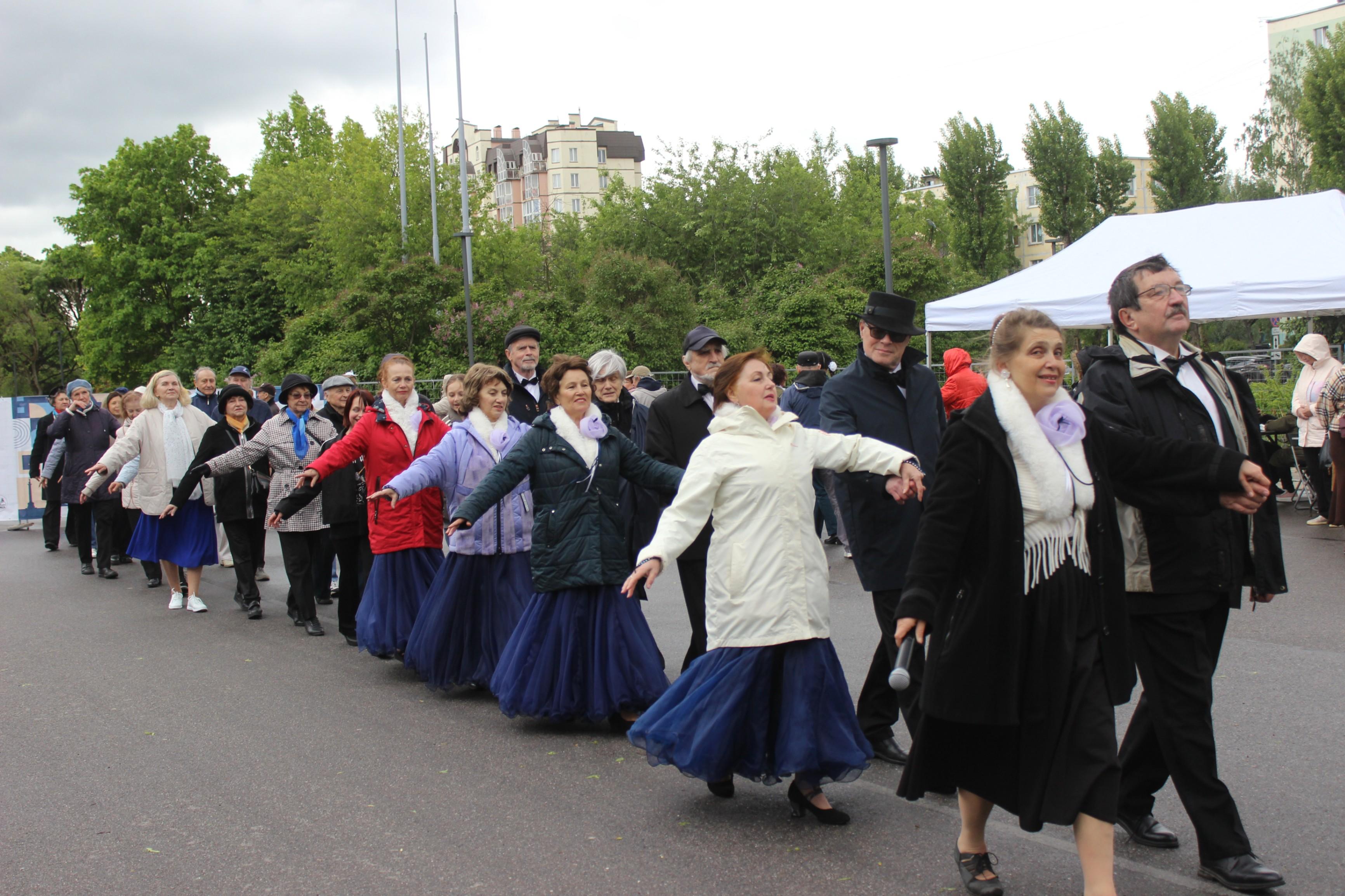 Как прежде мы кружимся в вальсе!