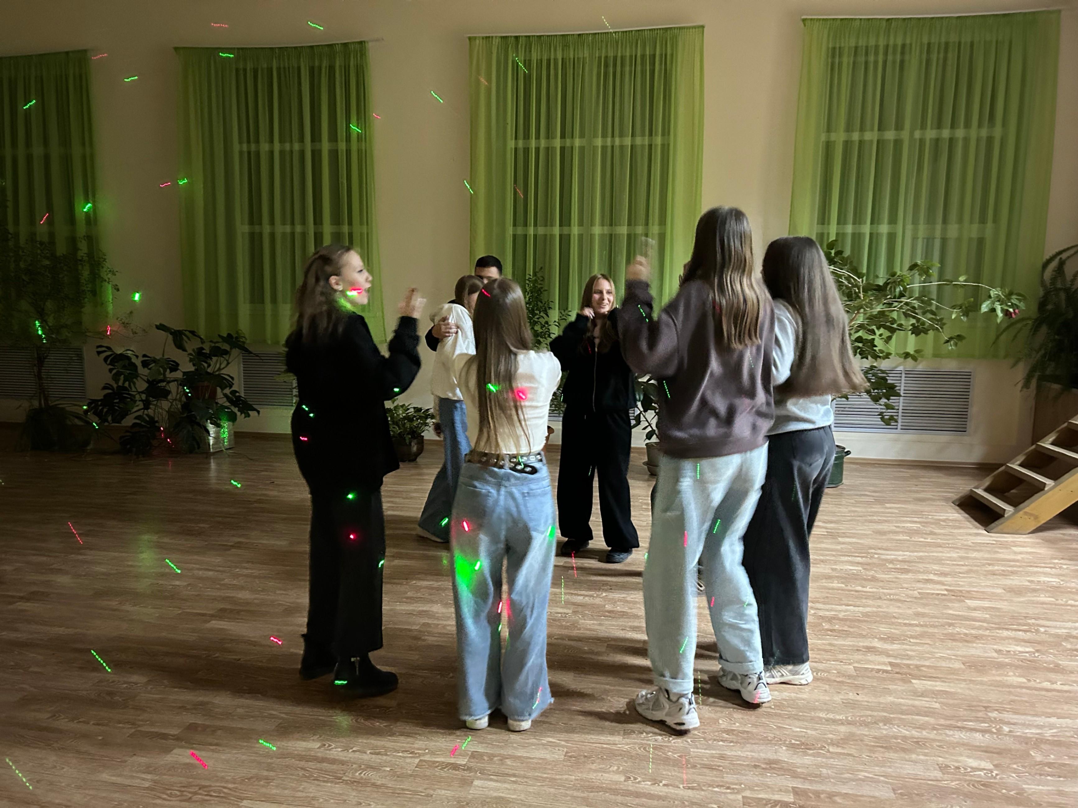 «Апрельская жара» дискотека