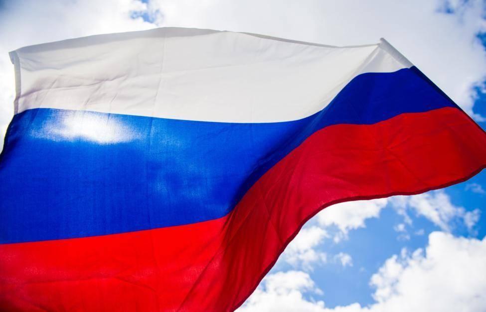Информационный час «Под флагом России живу»