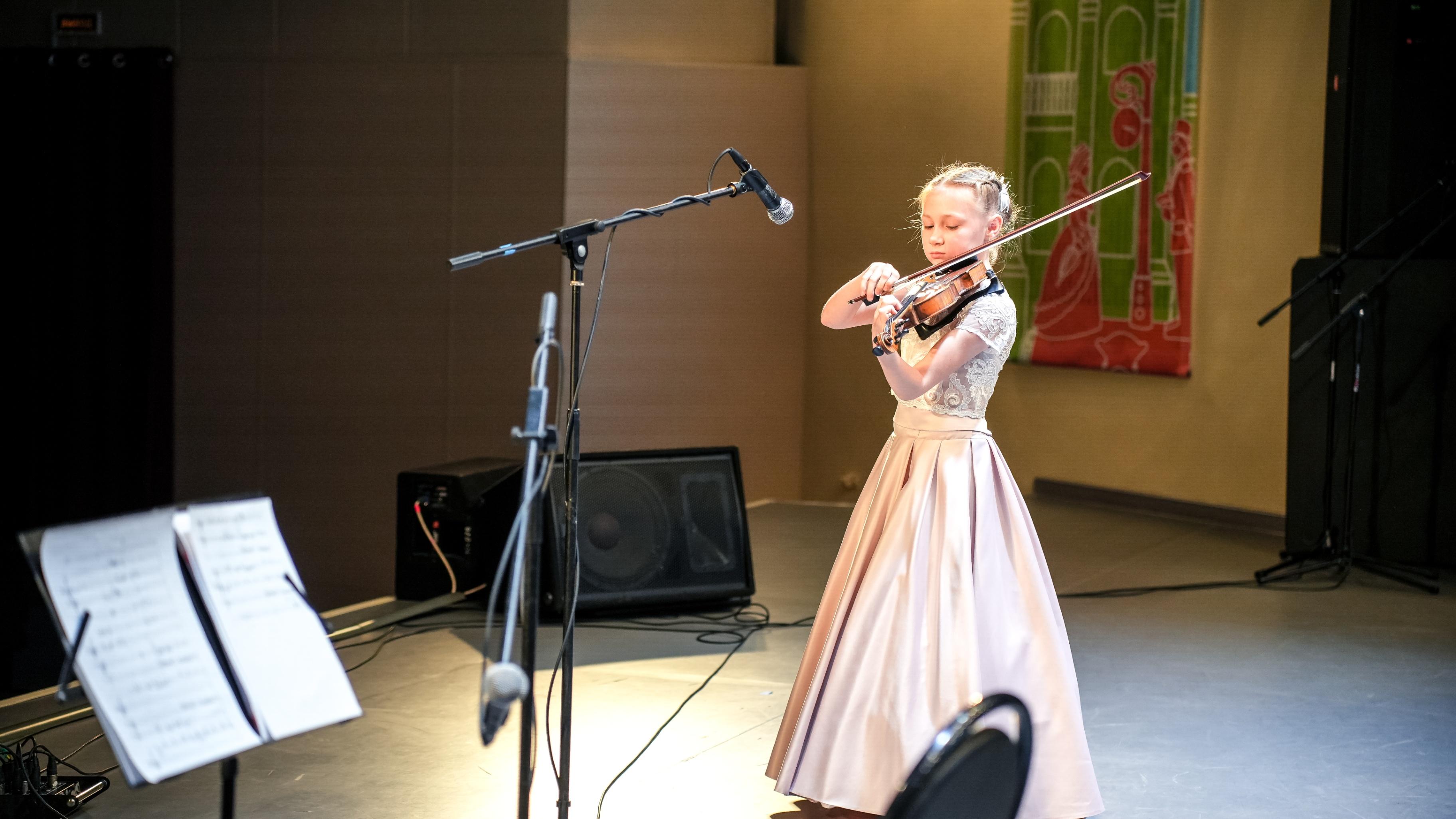 Концерт «Новогодние улыбки для рояля и скрипки»