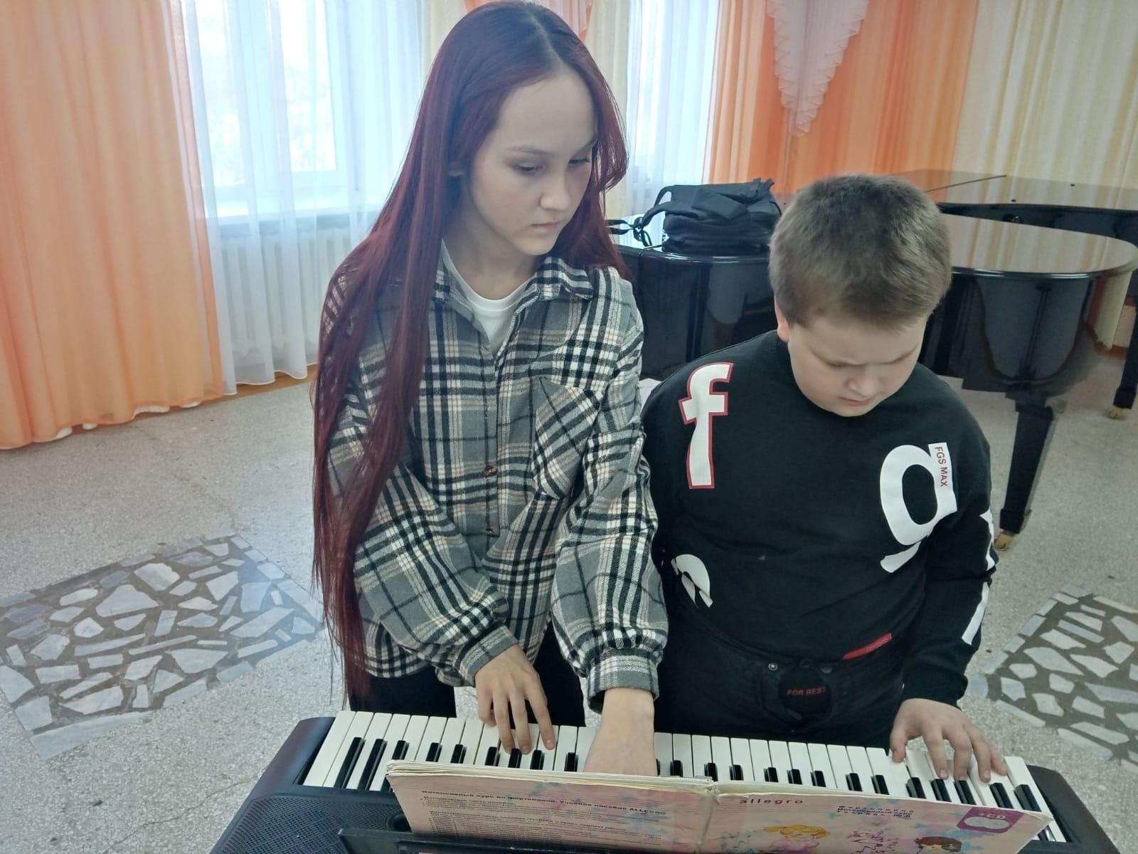 Мастер-класс «Основные навыки обучения игре на синтезаторе»