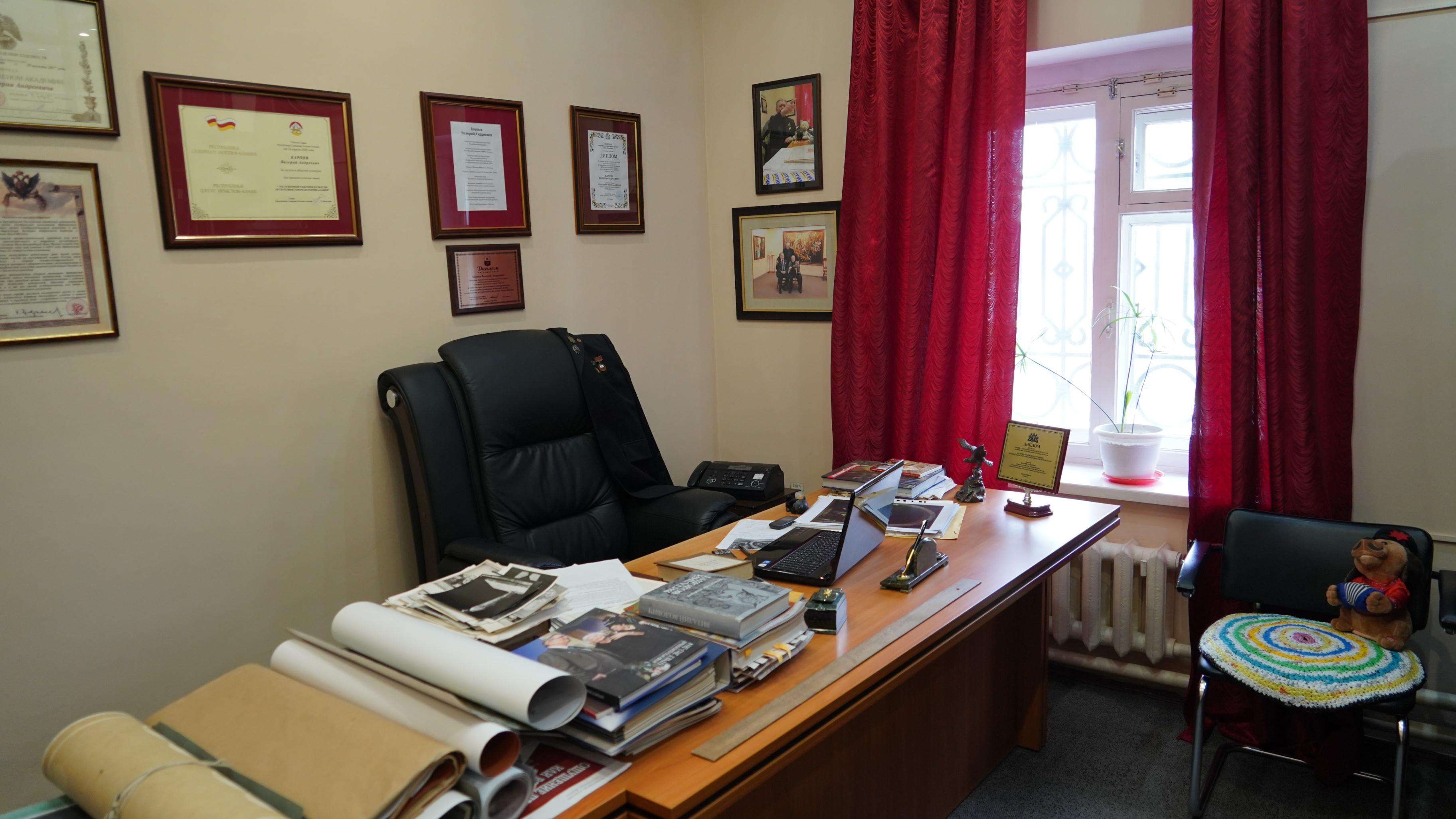 Выставка «Мемориальный кабинет В. Карпова»