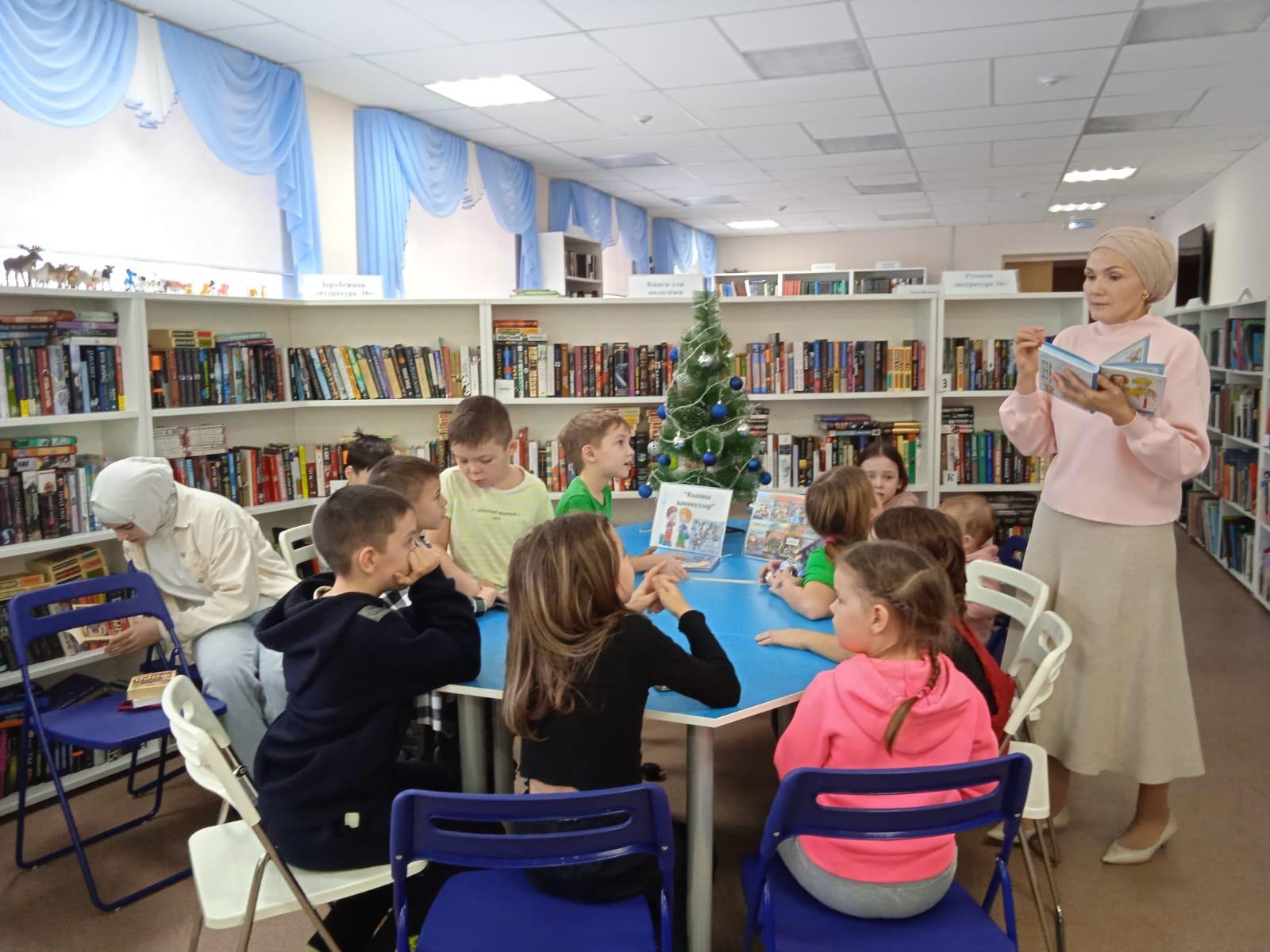 Открытие книжной выставки «Новый год ждет ребят у ворот!»