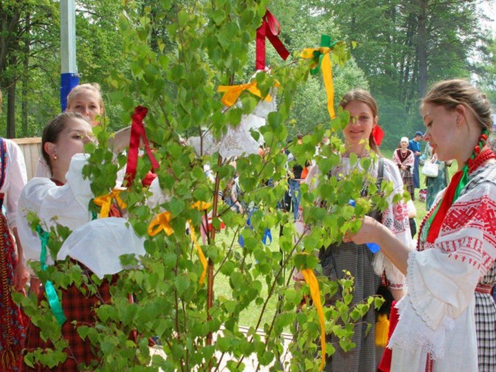 Завивание Березки на Троицу. Наряжать березку на Троицу. С днем Святой Троицы Березка. Троица украшение березой.