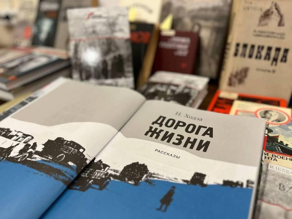 Книжная выставка-инсталляция «Великий май великой Победы»