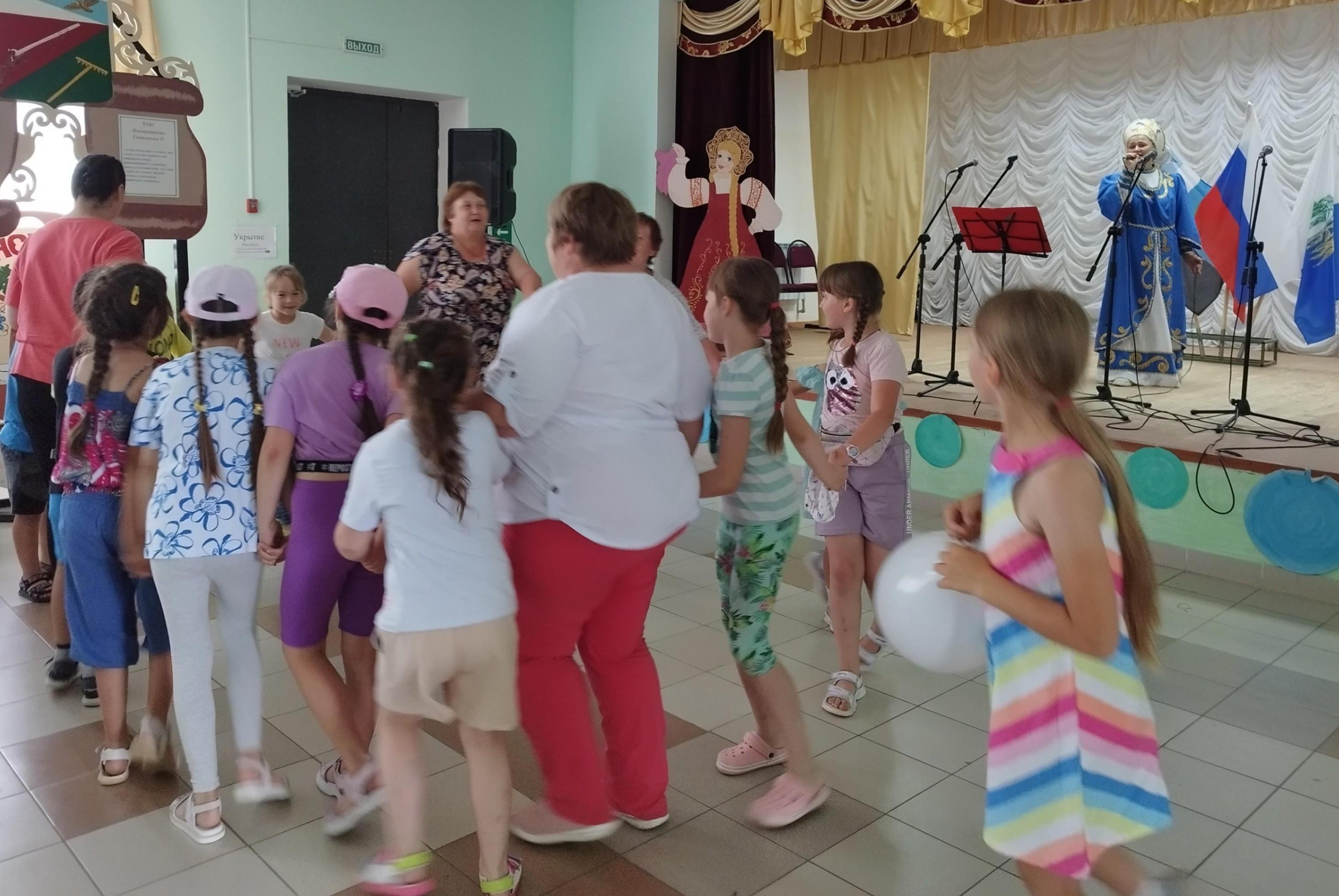 Литературно–музыкальный час«Народы едины под солнцем России!»