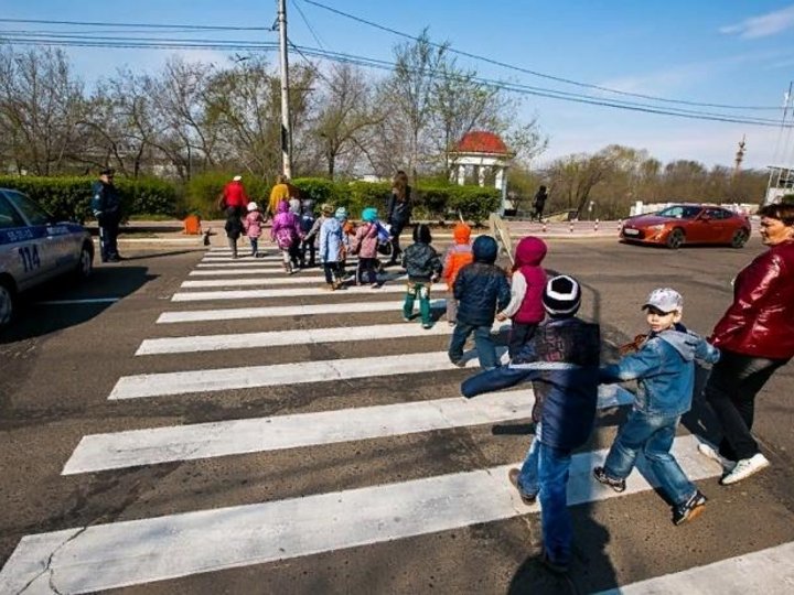 Дети погибают на дорогах. Дети на дороге. Пешеход. Дети пешеходы. Пешеходы на улице.