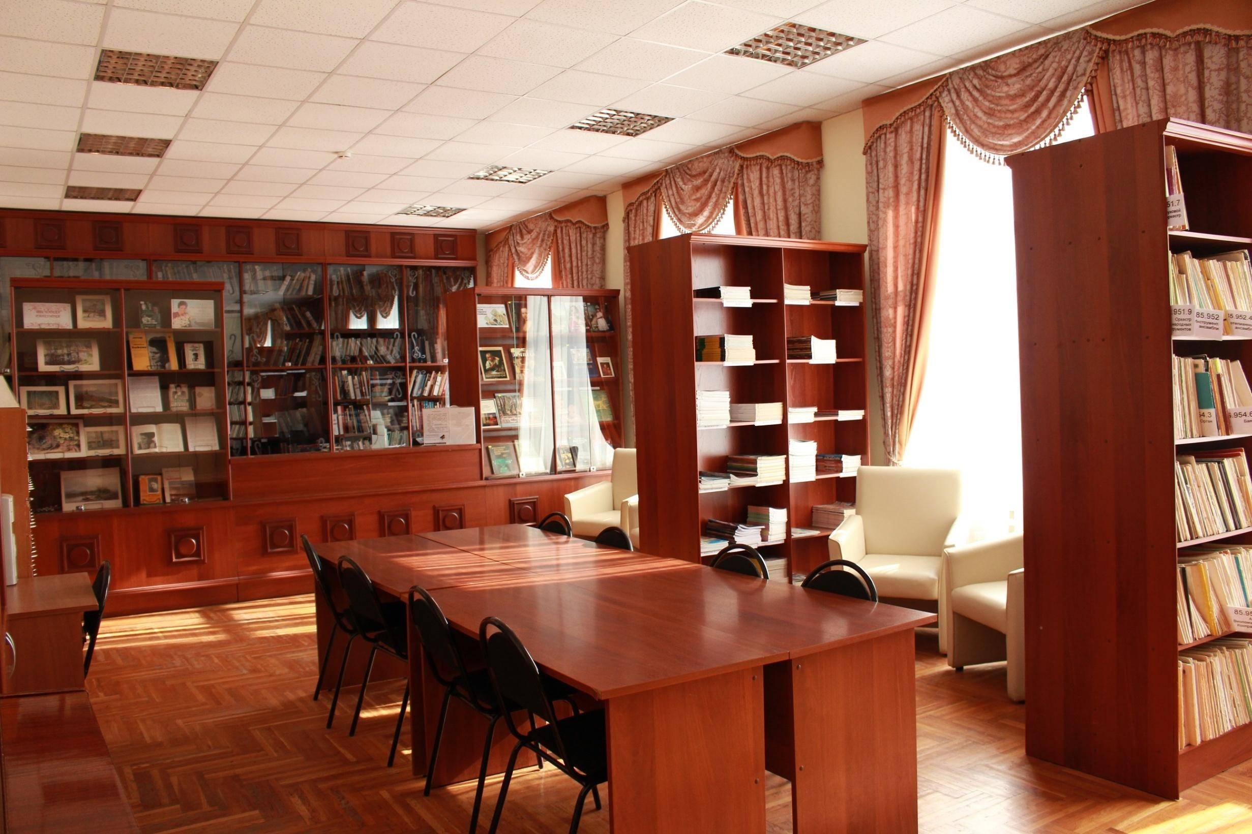 Книжная выставка «Демон живописи»