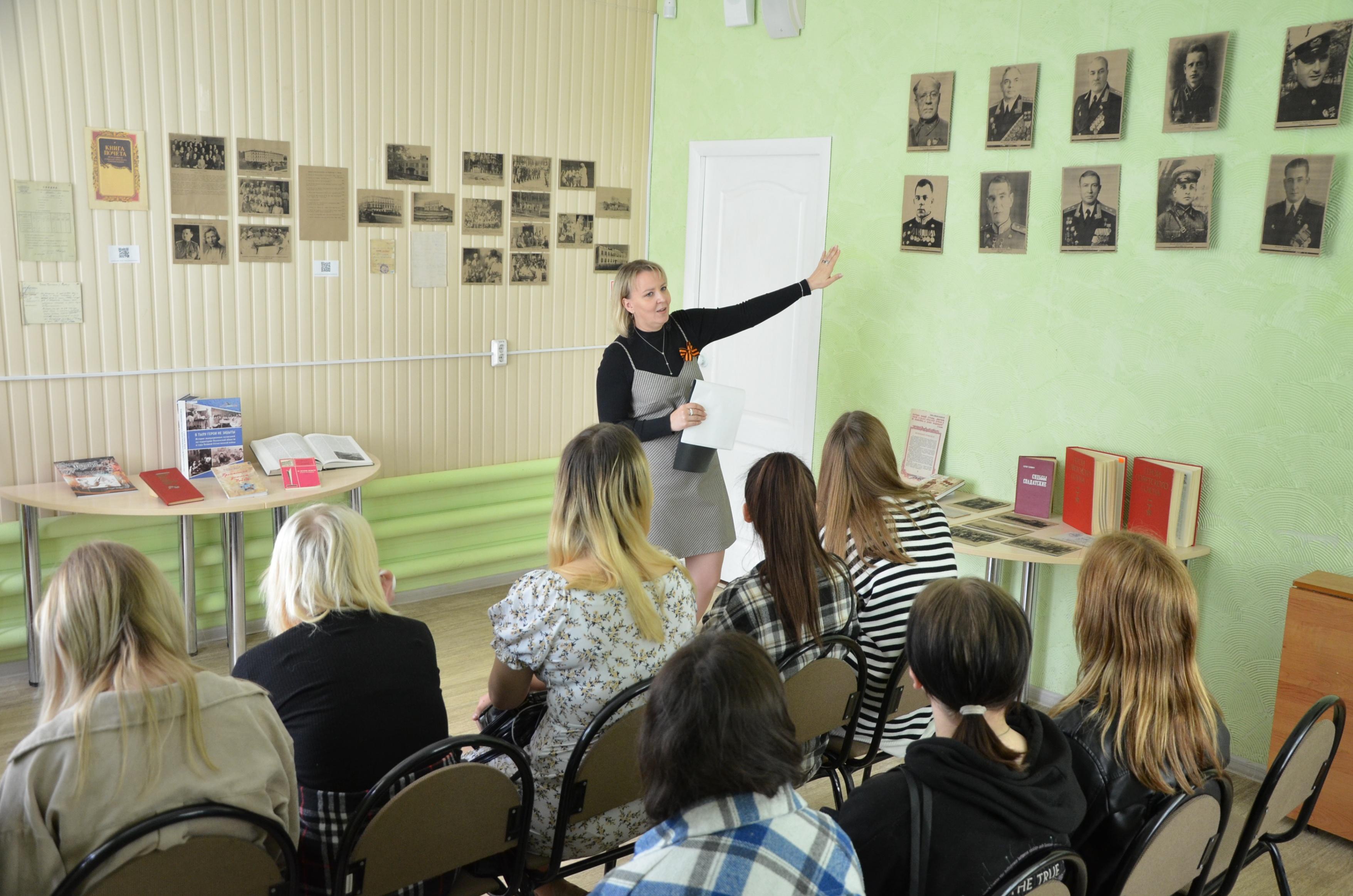 Книжный музей славы «Для героев нет забвенья!»