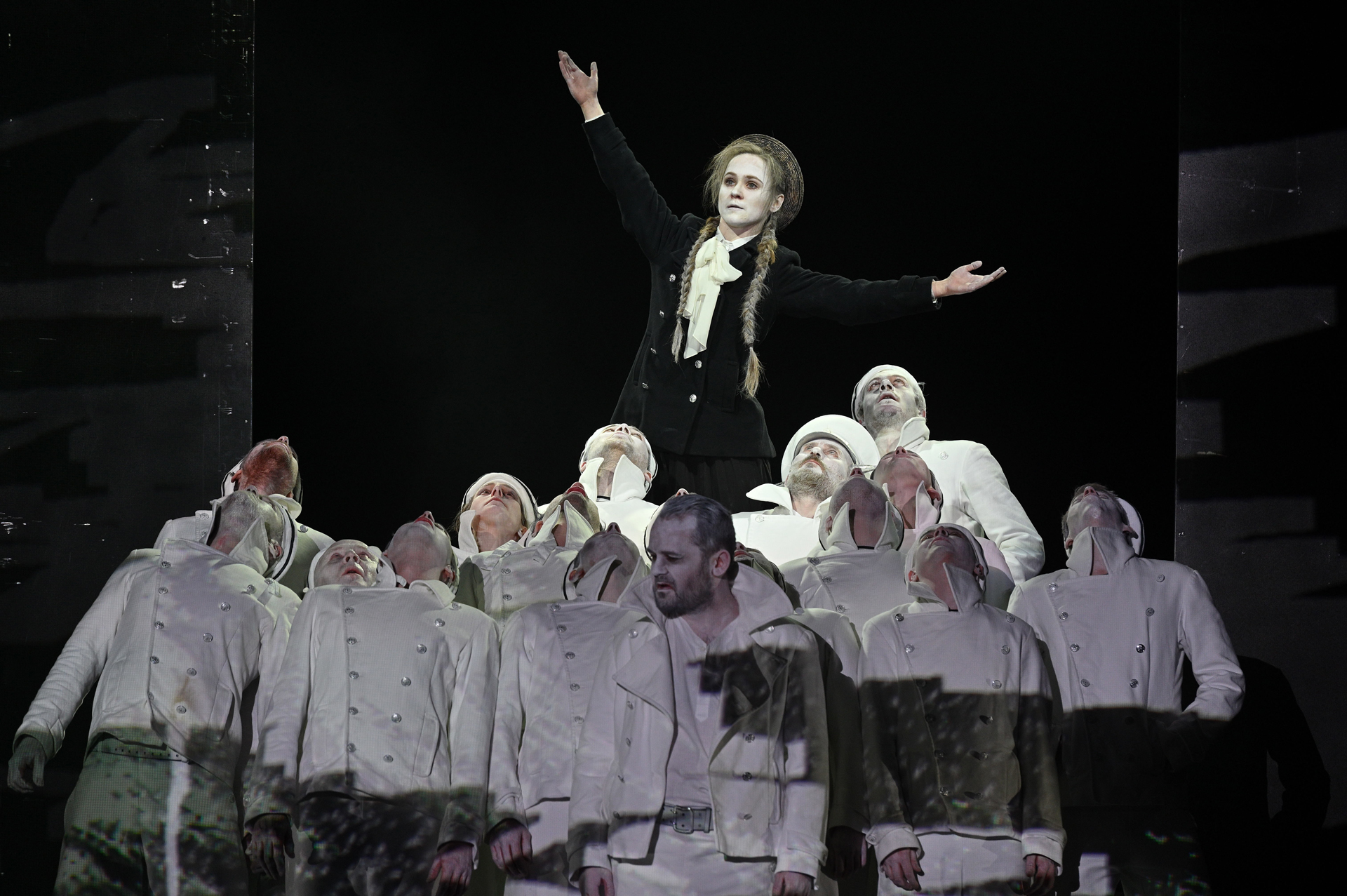 Спектакль «Оптимистическая трагедия. Прощальный бал»