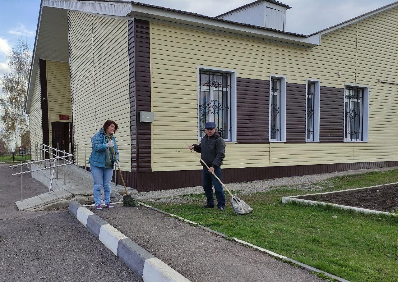 Экологическая акция «Чистое село» уборка территории, посадка цветов.