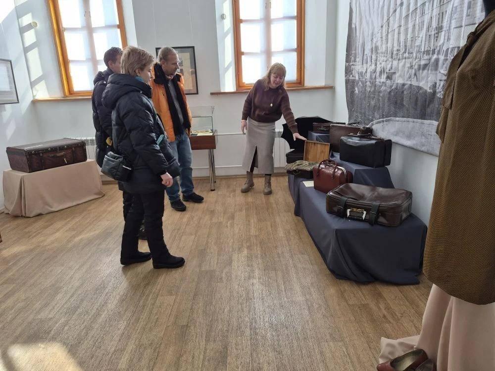 Выставка «Дама сдавала в багаж: сундук, чемодан, саквояж…»