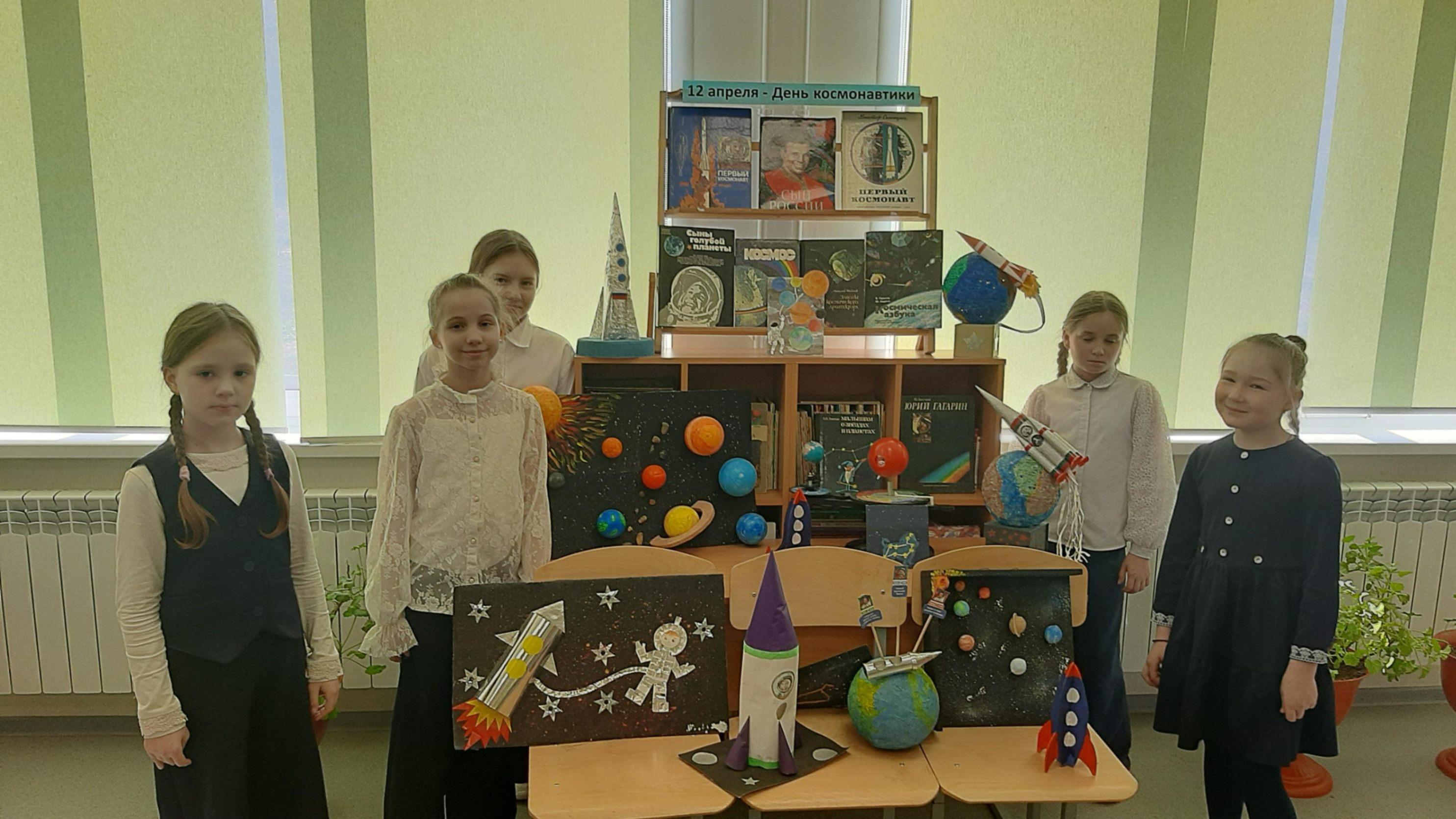 Книжная выставка 《Юрий Гагарин -первый космонавт》