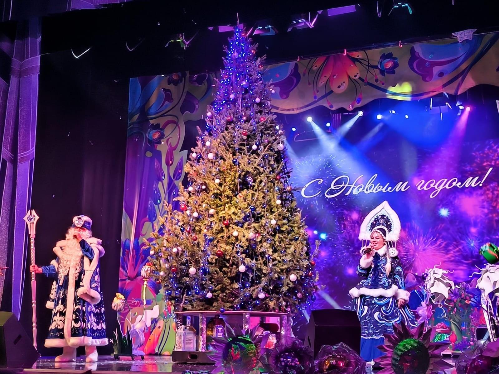 Спектакль «Лед и пламя: приключения Деда Мороза и Жары»