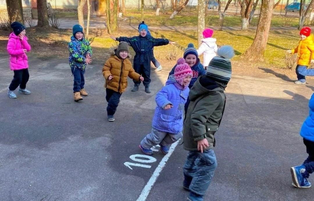 Игра на свежем воздухе«Сильные и смелые»