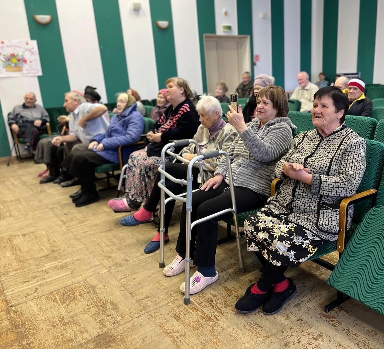 «Доступный мир для сильных духом»: выставка к Международному дню инвалидов