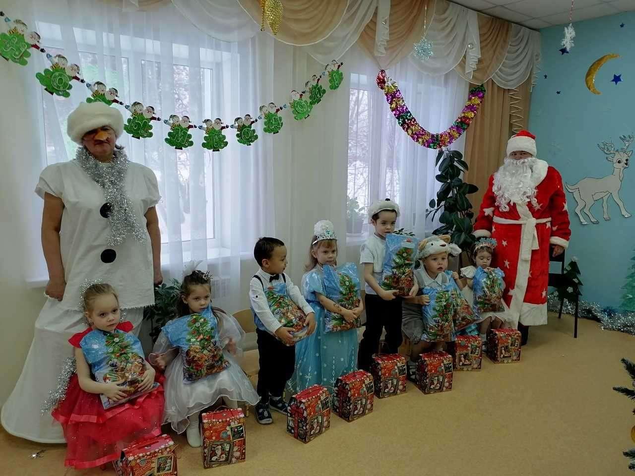 Сияет елочка огнями