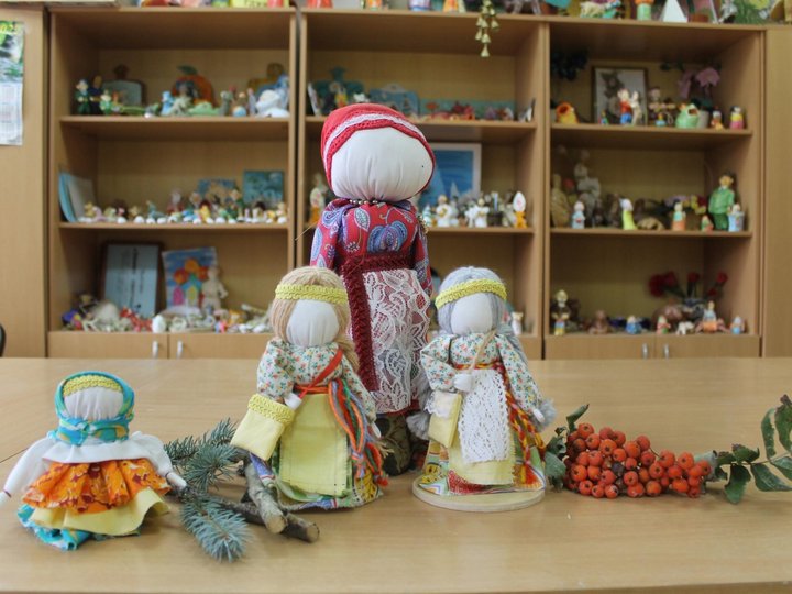 Выставка славянских обереговых кукол «Послание старины далекой»