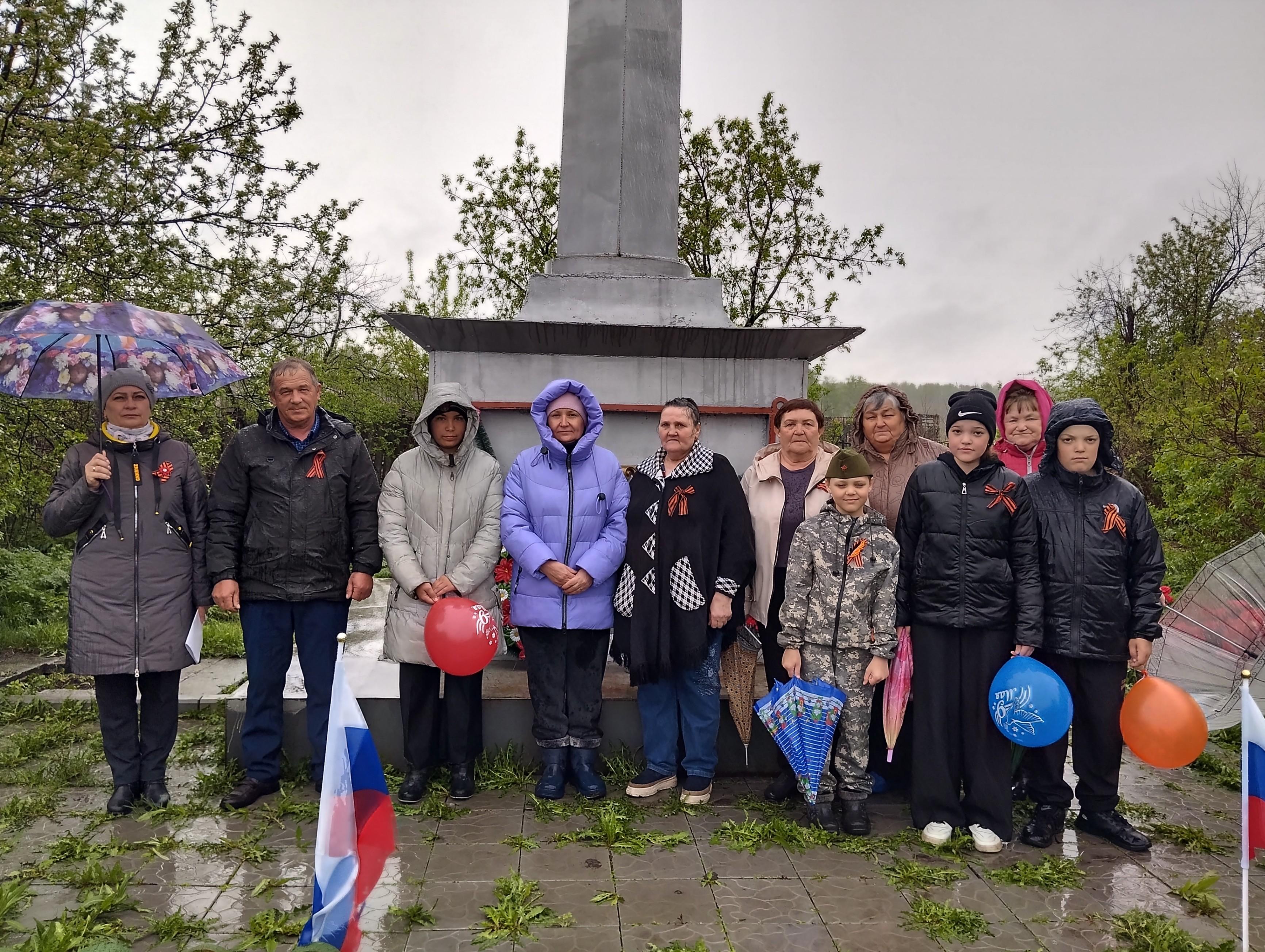 «У обелиска памяти»