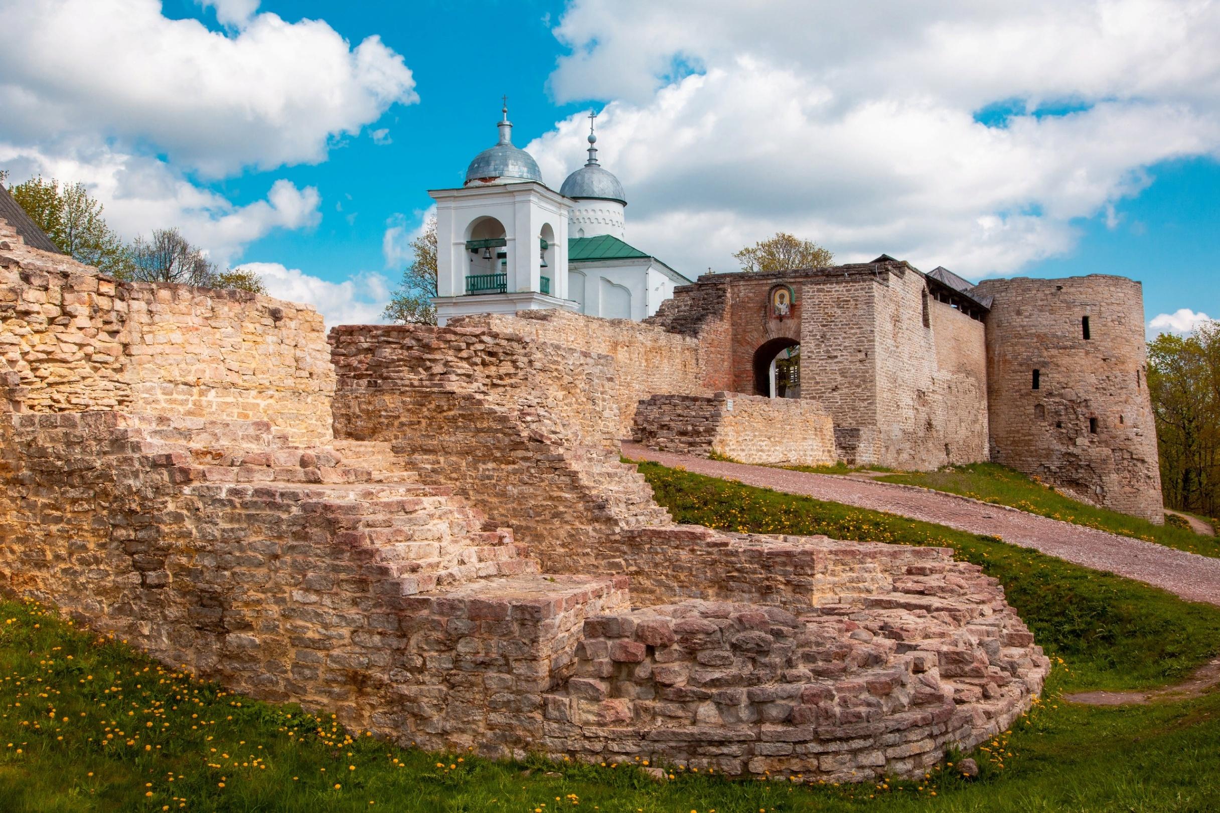 Изборская славянка. Каменная крепость Изборск. Изборская крепость Псковская область. Изборская Слобода. Изборск в 1330 году.