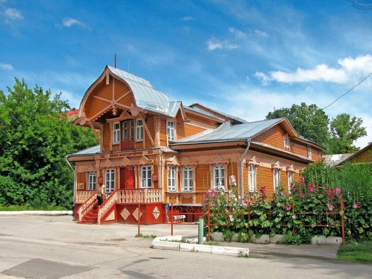Деревянные дома калужская область. Музей народного искусства дом Мастеров Калуга. Музей Мастеров Калуга. Дом Мастеров переулок Григоров 9 Калуга.