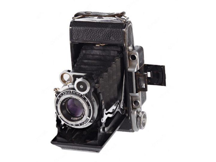 <small>Автор: user1236986.</small> <small>Источник: Ссылка на источник https://ru.freepik.com/premium-photo/the-old-vintage-soviet-rangefinder-medium-format-film-camera-released-in-ussr-on-white-background_21876156.htm#query=советский%20фотоаппарат&position=48&from_view=search&track=sph.</small>