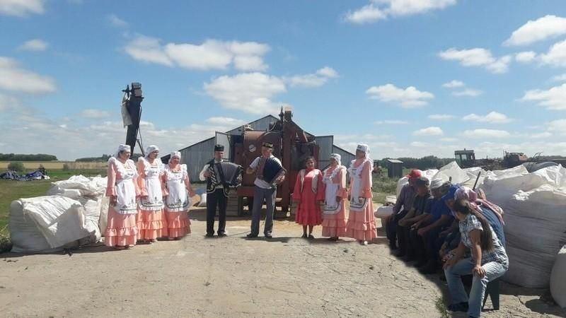 «Покорителям полей!»