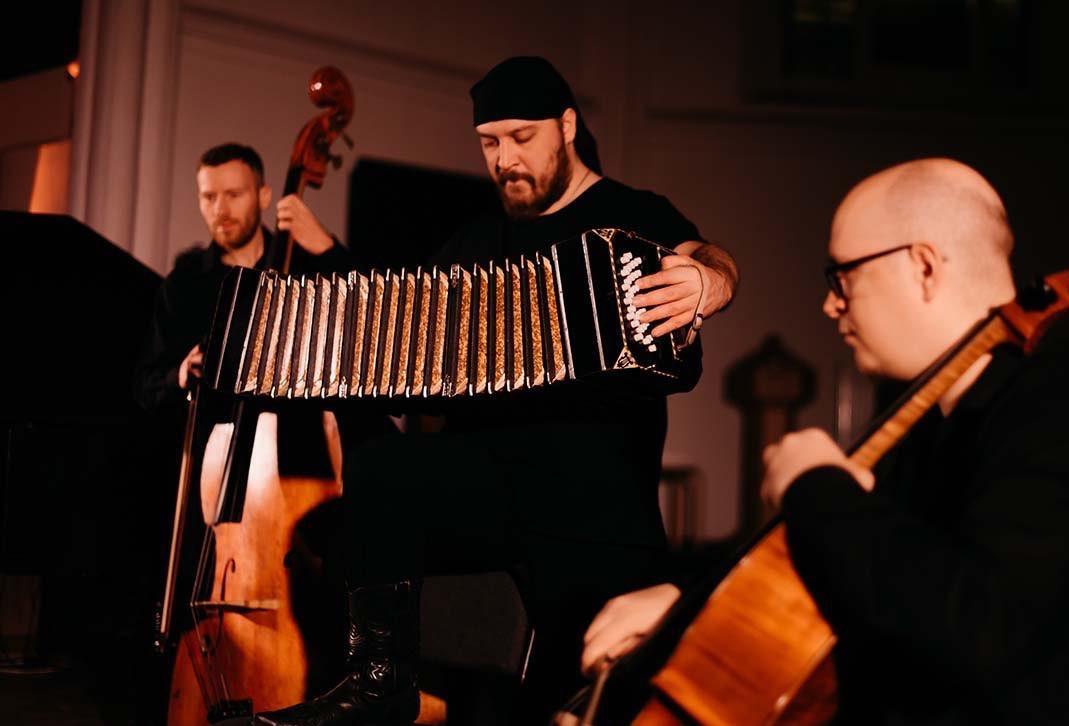 Орган и бандонеон при свечах