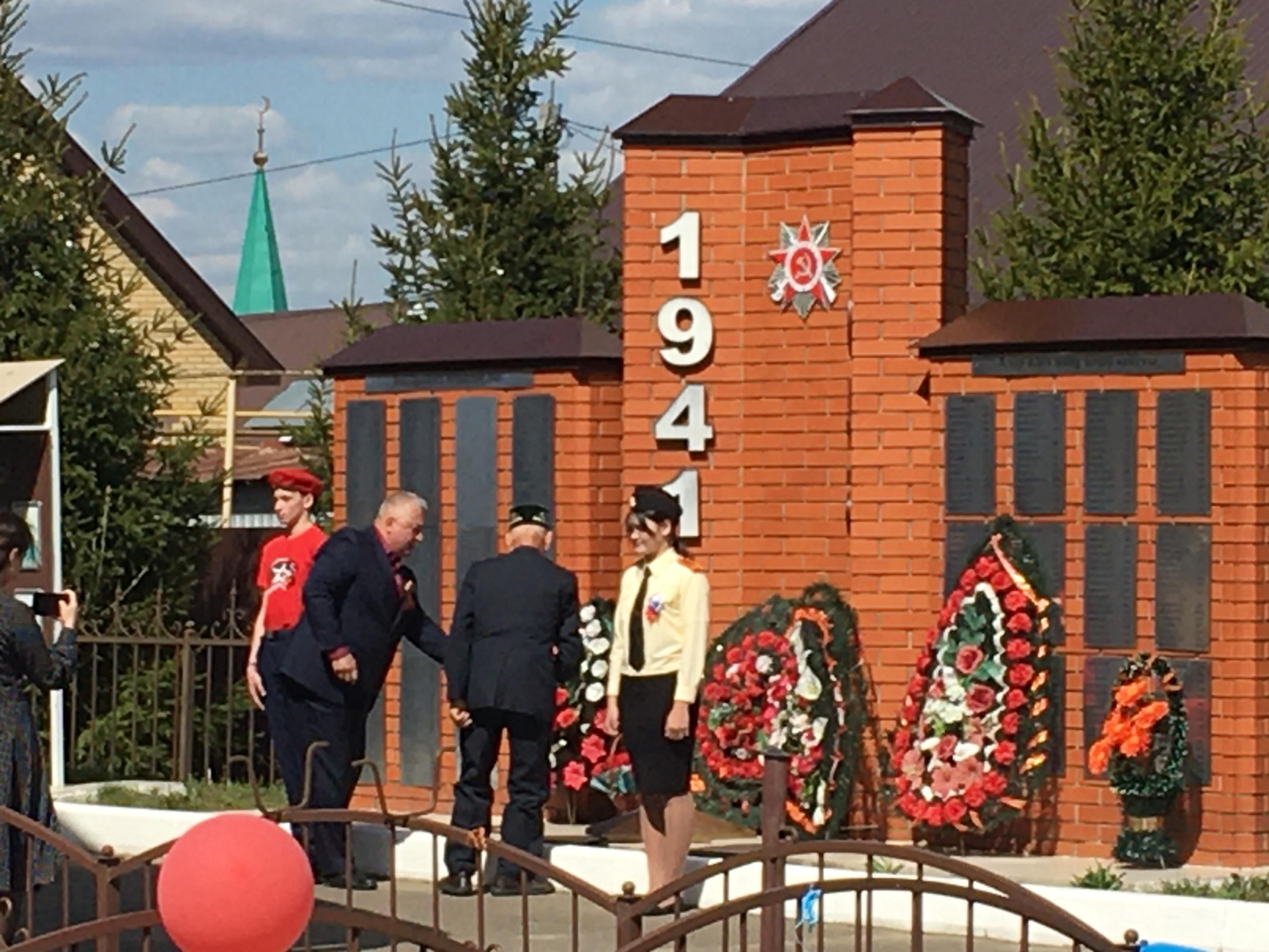 Этот праздник с сединою на висках