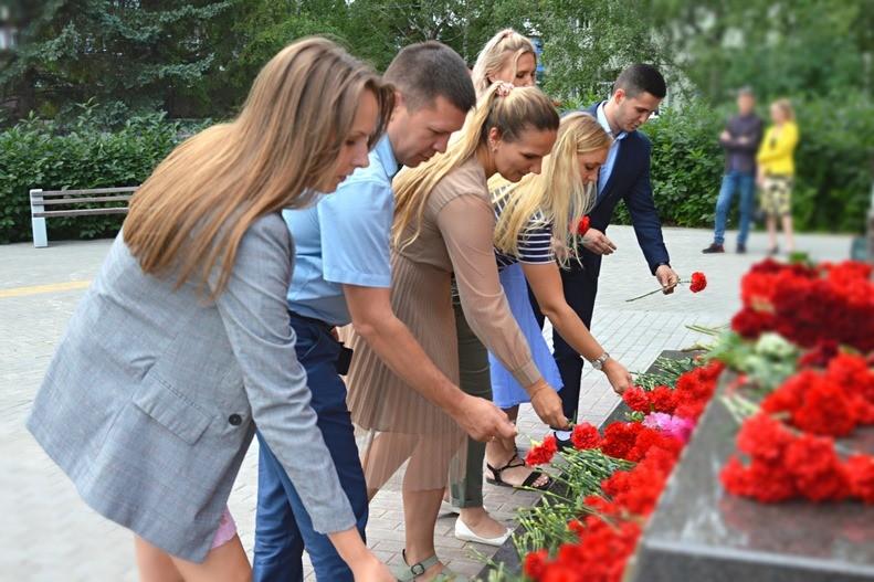 Торжественный митинг,праздничный концерт, церемония возложения цветов «Плечом к плечу у Вечного огня»