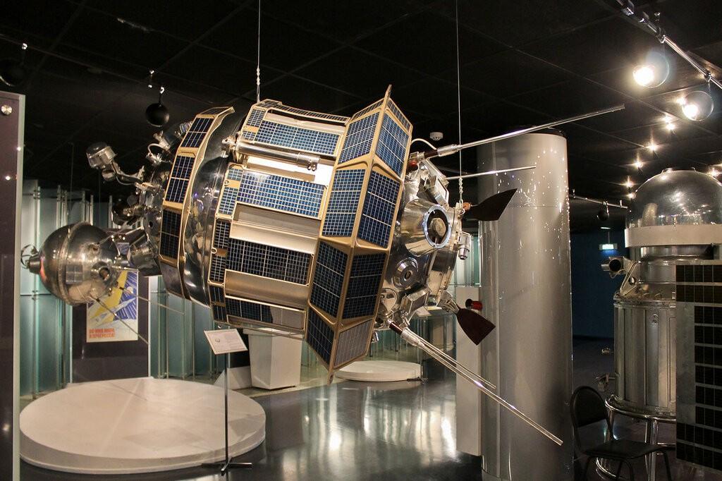 Тематическая выставка «Открывая вселенную»