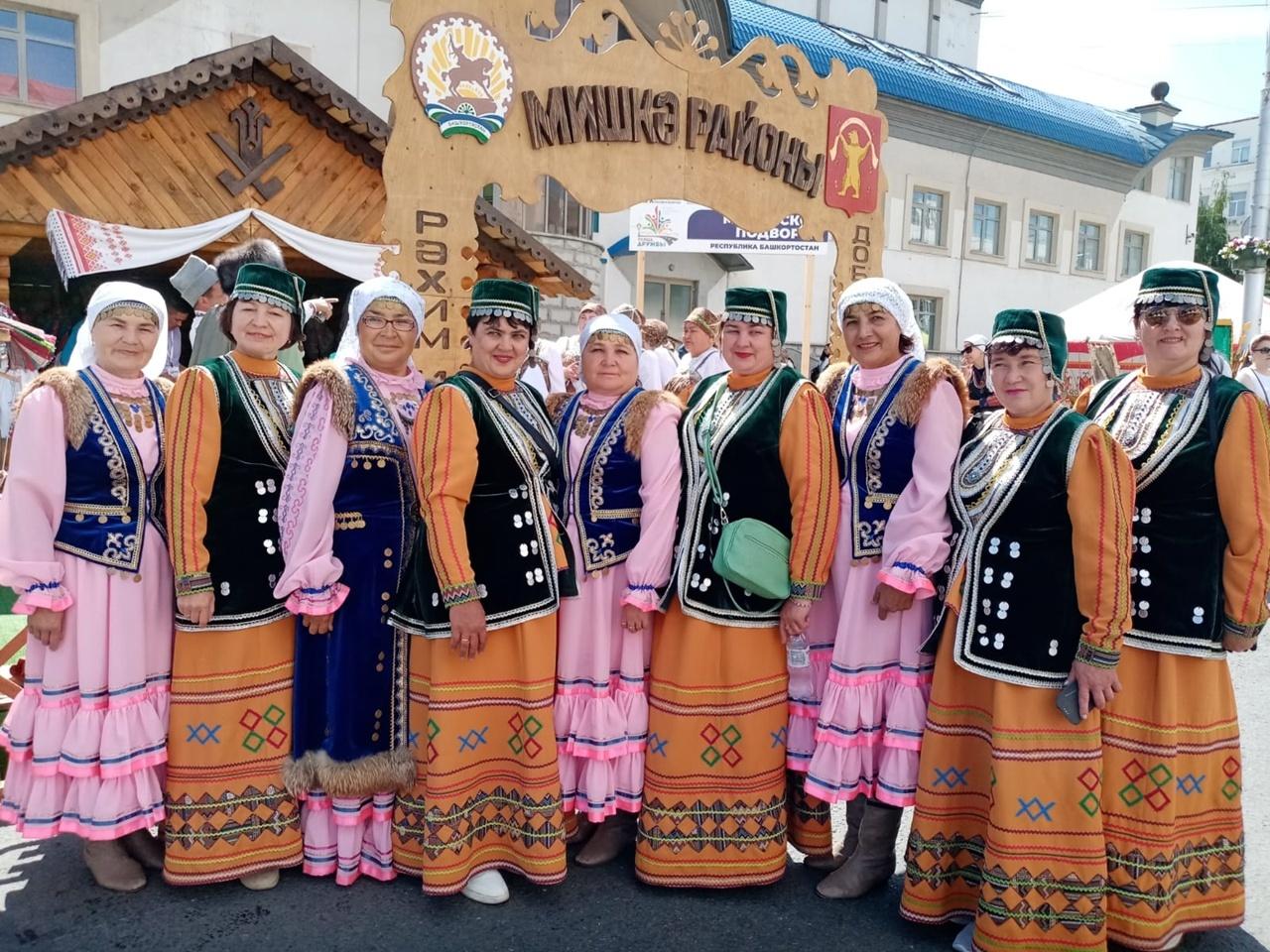 Познавательная программа «Национальные костюмы народов России»