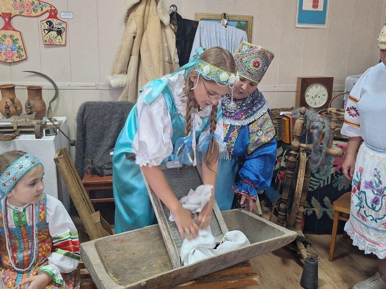 Познавательную программа «Золотая россыпь русского фольклора».