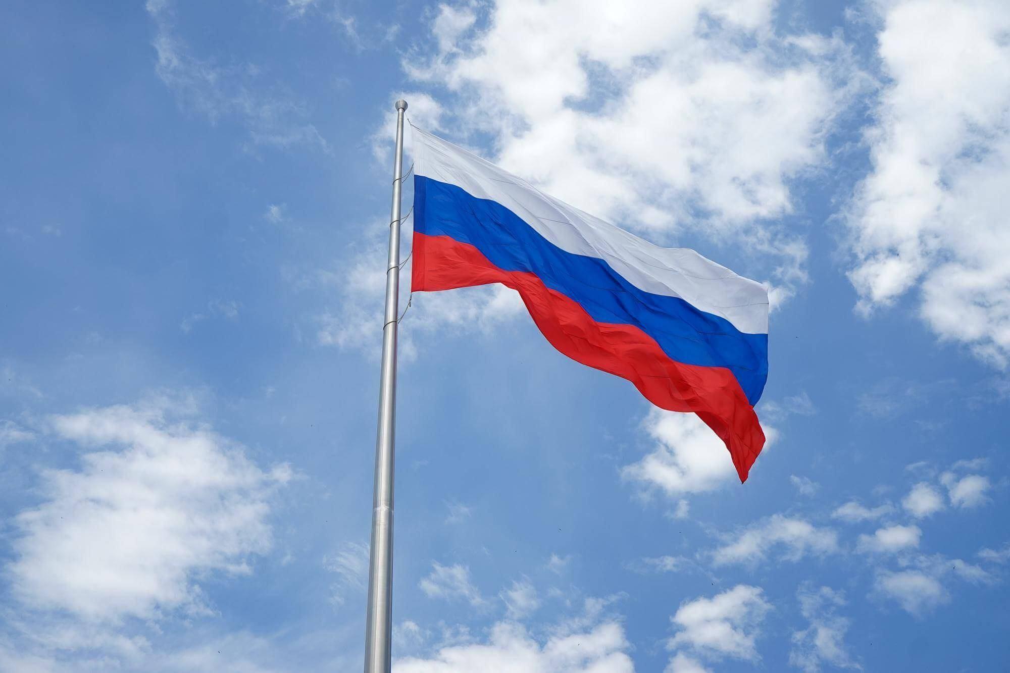 «Гордо взвейся над страной, флаг российский»