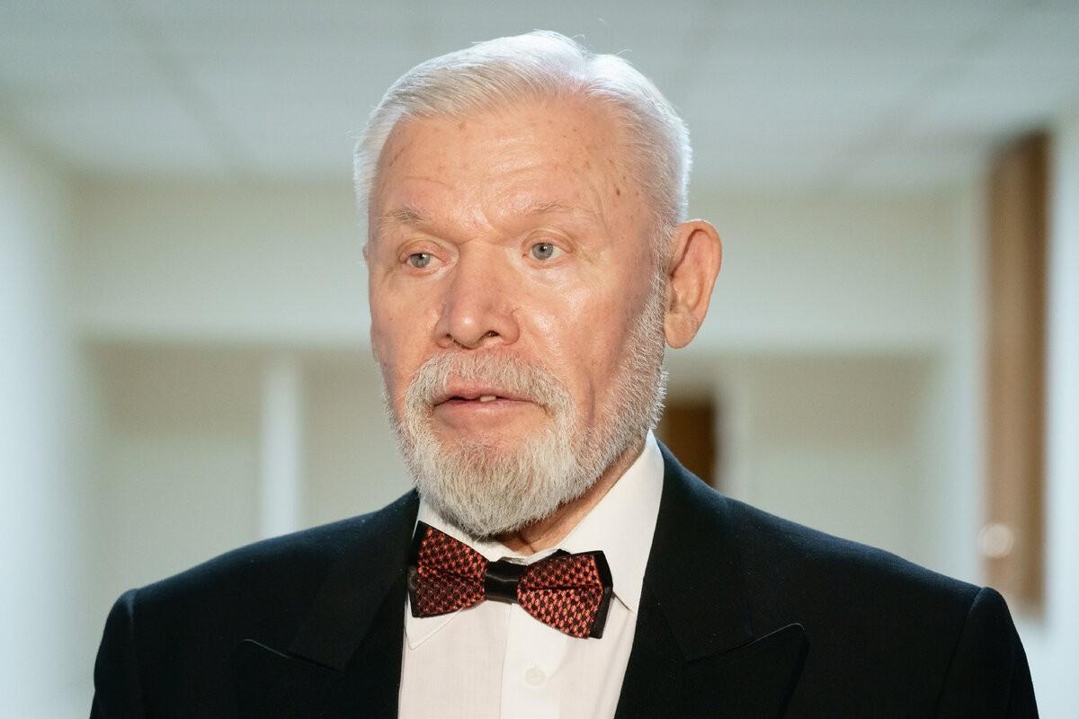 Книжная выставка «Ренату Харис–85!»