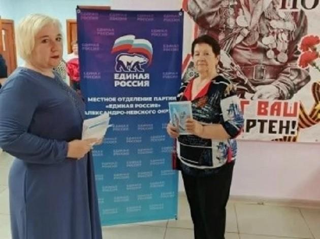 Раздача буклетов «Песня, которая объединяет»