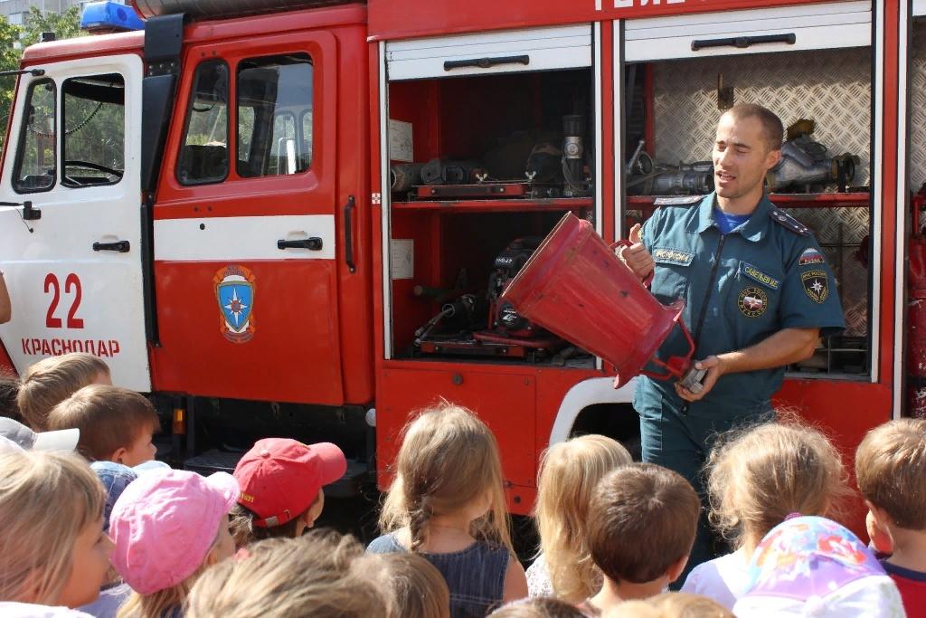 Пожарная безопасность проведена беседа. Пожарные в школе. Пожарная безопасность в школе. Учеба пожарных. Для детей. Пожарные.