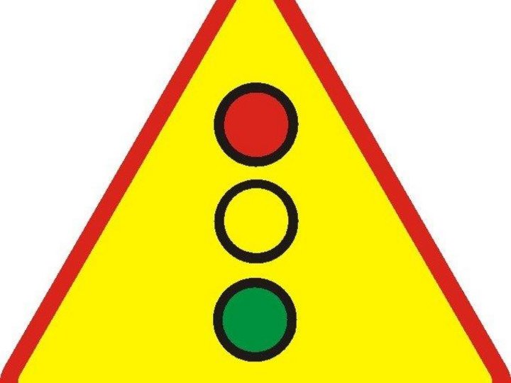 Треугольник в желтом круге. Знаки дорожного движения светофор. Треугольные дорожные знаки. Дорожные знаки треугольной формы. Дорожный знак светофор в треугольнике.