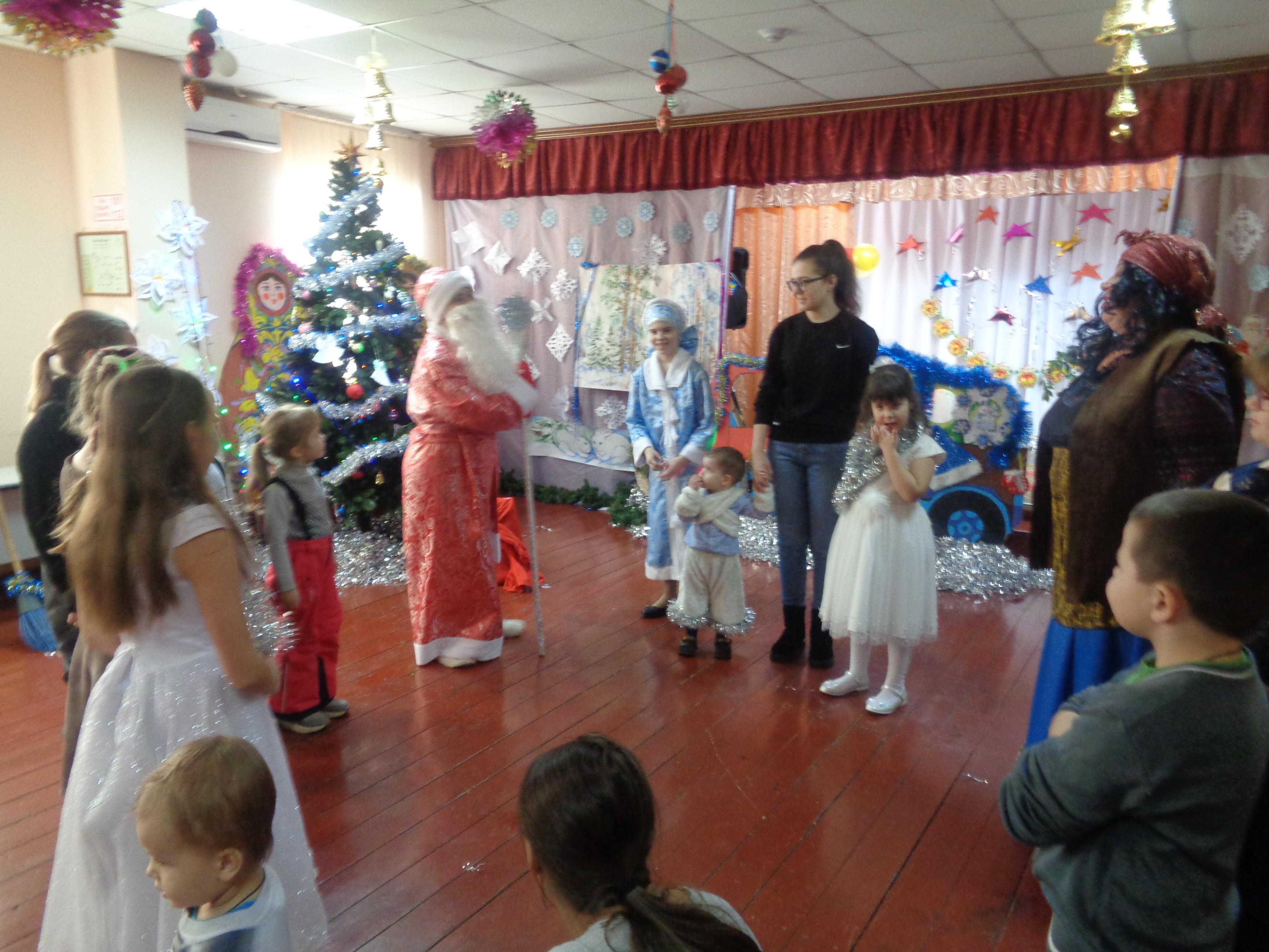 Новогодний утренник «Приключения у елки»