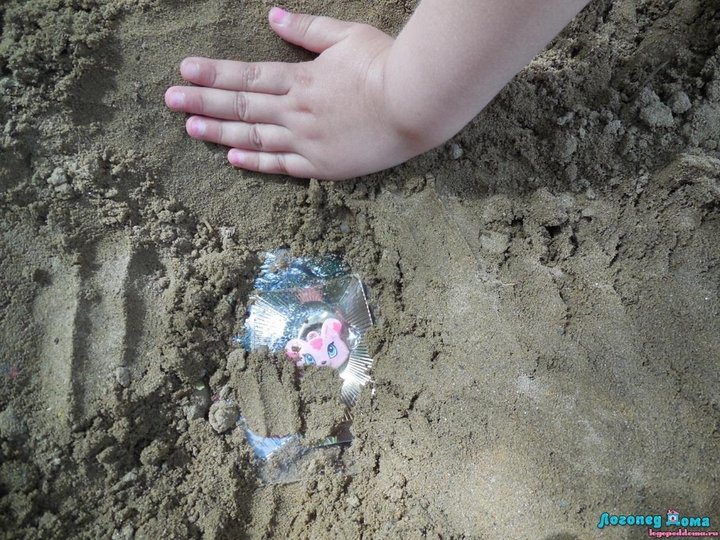 Секретики под стеклышком в земле. Секретики в земле под стеклом. Картинка секретики. Секретики в земле. Секретики в песке.