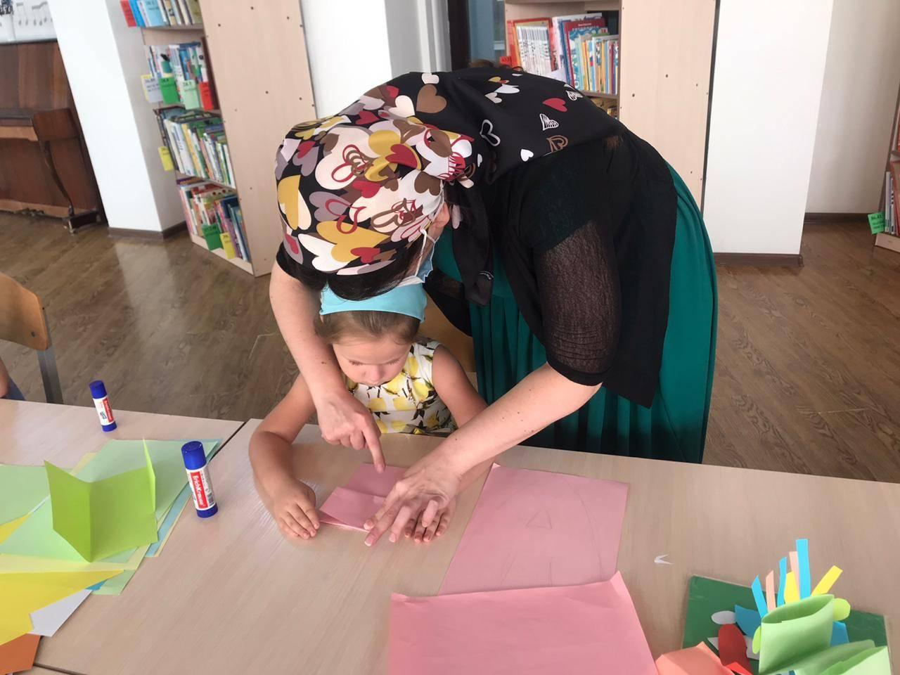 Выставка поделок читателей библиотеки «Поделки и картинки»