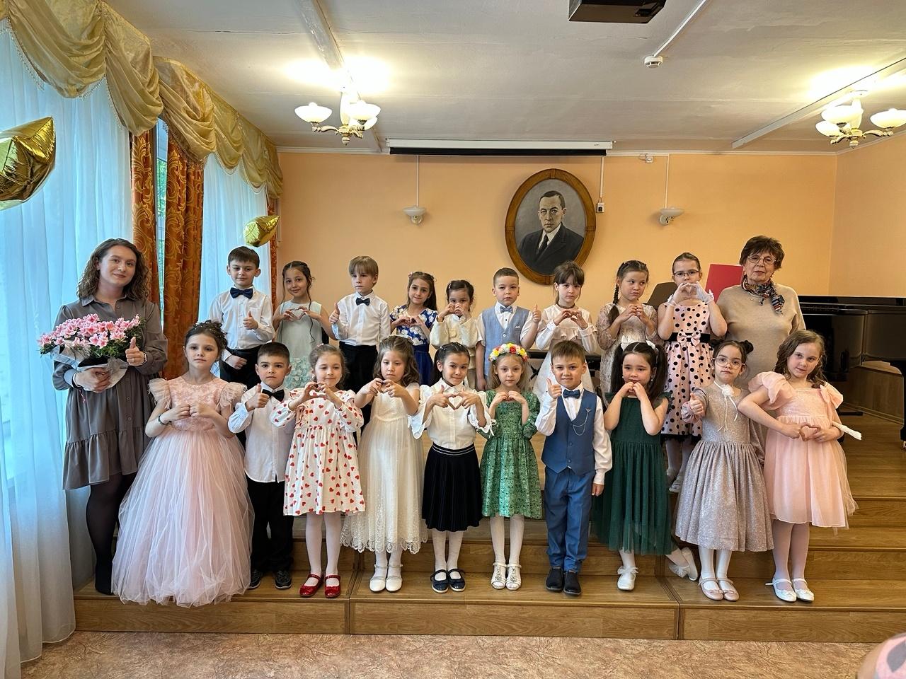 Урок-концерт хора подготовительного отделения «Солнечные зайчики».