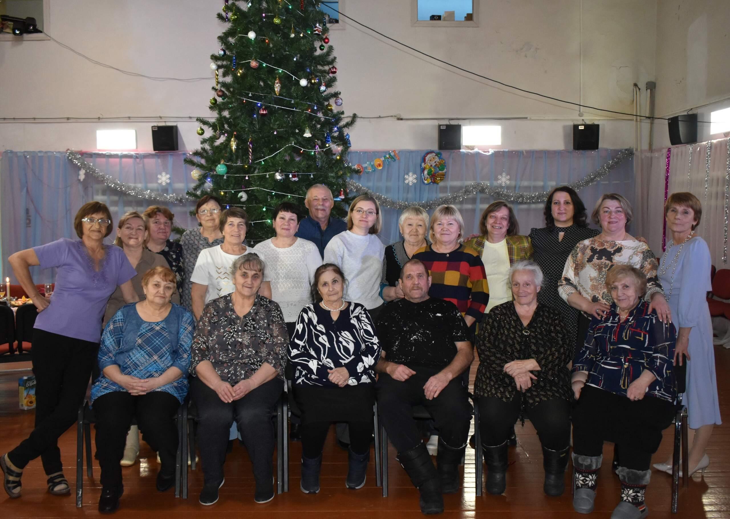 Конкурсно-игровая программа для пожилых людей «Новогодняя завалинка»